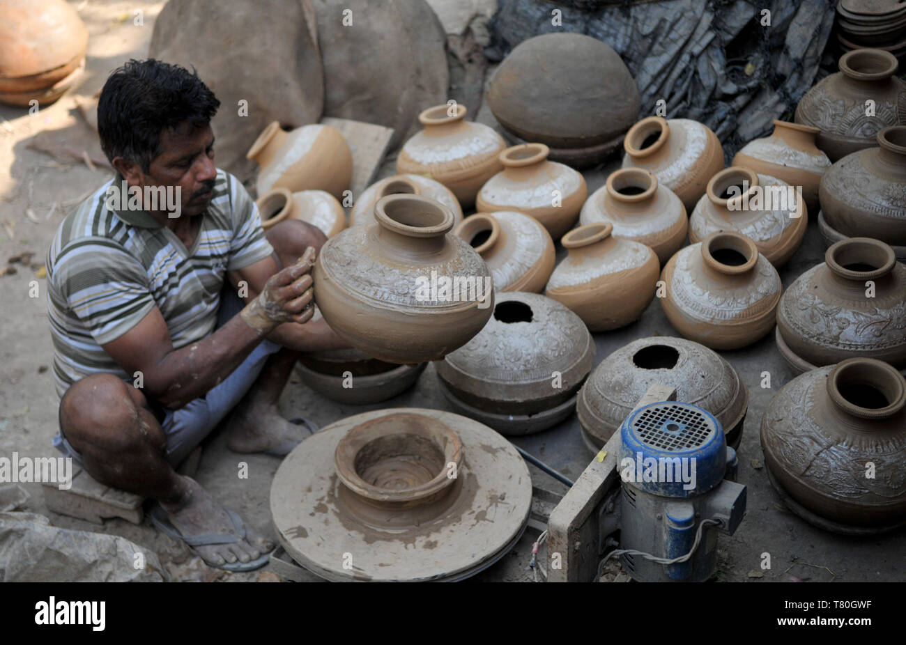 Jammu, Indisch kontrollierten Teil Kaschmirs. 9. Mai, 2019. Ein Töpfer macht einen irdenen Topf in seiner Werkstatt in Jammu, der Winter, die Hauptstadt der Indischen kontrollierten Kaschmir, am 9. Mai 2019. Credit: Stringer/Xinhua/Alamy leben Nachrichten Stockfoto