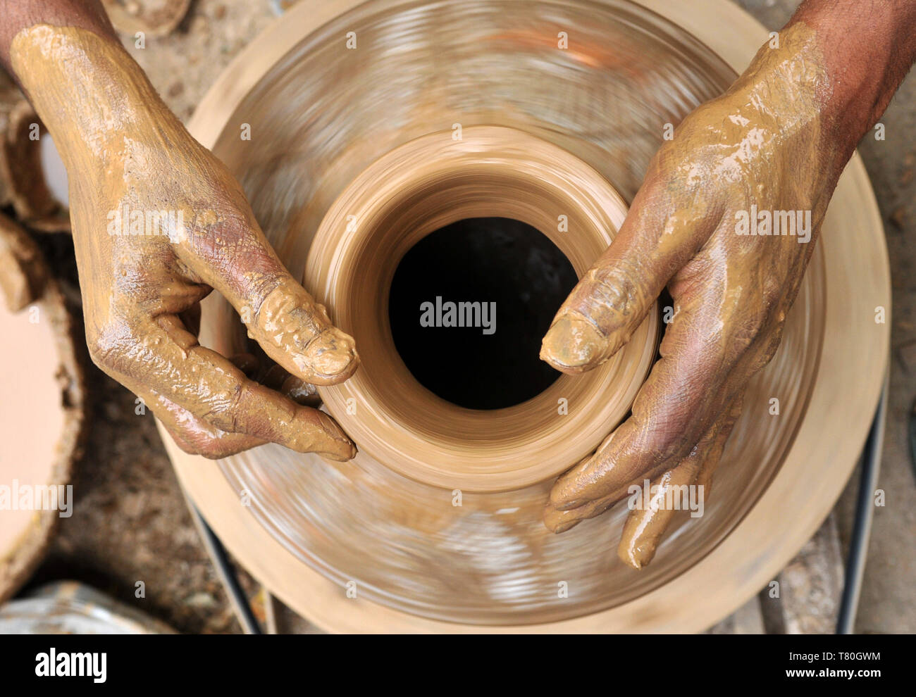 Jammu, Indisch kontrollierten Teil Kaschmirs. 9. Mai, 2019. Ein Töpfer macht einen irdenen Topf in seiner Werkstatt in Jammu, der Winter, die Hauptstadt der Indischen kontrollierten Kaschmir, am 9. Mai 2019. Credit: Stringer/Xinhua/Alamy leben Nachrichten Stockfoto