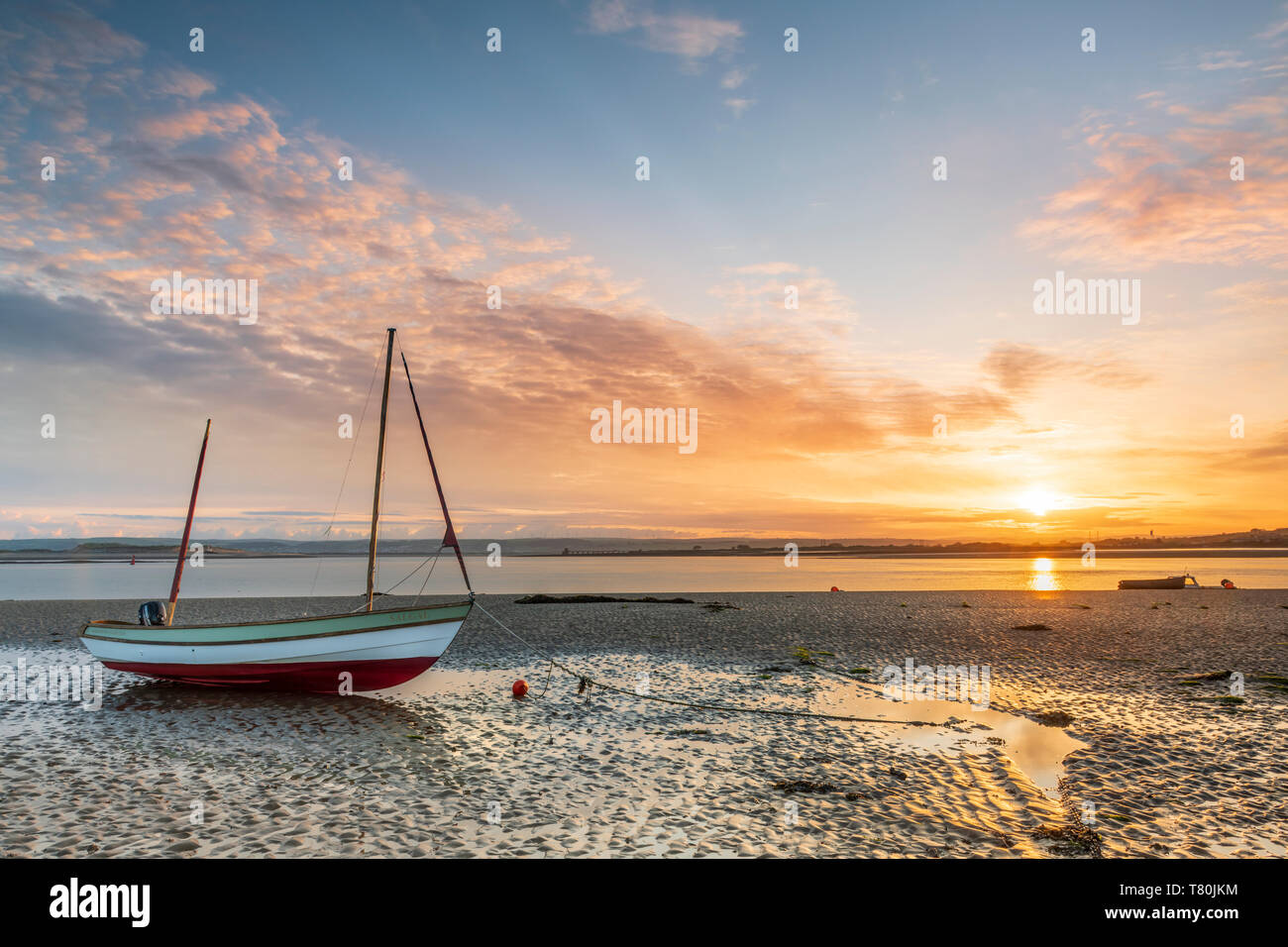 Appledore, Devon, Großbritannien. 10. Mai, 2019. UK Wetter am 10. Mai. Nach einem kalten und meist klare Nacht in North Devon, die Sonne bricht durch als dünner Schleier der Cloud beginnt über den Fluss Torridge Mündung in Appledore zu sammeln. Credit: Terry Mathews/Alamy leben Nachrichten Stockfoto