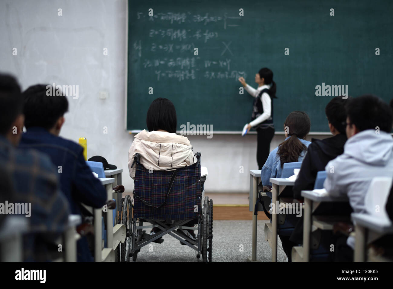 (190510) - HARBIN, 10. Mai 2019 (Xinhua) - Zhao Tingting besucht Klasse im Rollstuhl in Harbin, im Nordosten der chinesischen Provinz Heilongjiang, am 9. Mai 2019. Zhao Tingting, ursprünglich aus dem Norden Chinas Innere Mongolei Autonome Region, ist ein Neuling von Harbin Engineering University. Angeborene leiden Myasthenischem Syndrom (CMS, auch als Muskelschwäche bekannt), hat sie in einem Rollstuhl zu sitzen und viel mehr Aufwand als durchschnittliche Menschen. Nachdem bestimmt werden mit CMS, Qin nie gab ihr Traum, wollte sie in die Universität zu erhalten. Sie war dem Kollegium der Materialwissenschaften eine zugelassen Stockfoto