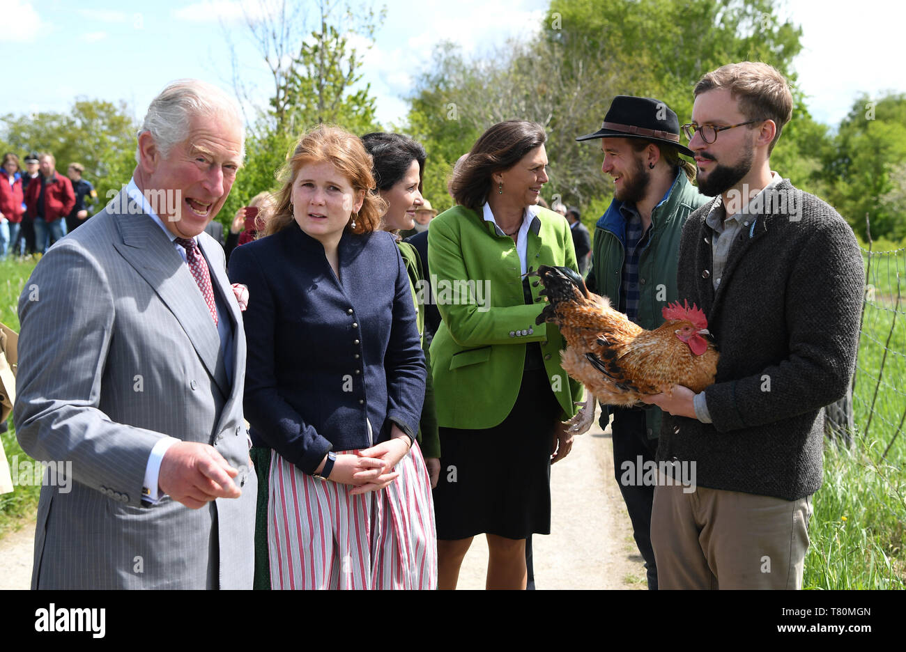 Glonn, Deutschland. 10. Mai, 2019. Charles (l), Prinz von Wales, Besuche der organischen Farm Herrmannsdorfer Landwerkstätten und spricht mit Sophie Schweisfurth. Credit: Matthias Balk/dpa Pool/dpa/Alamy leben Nachrichten Stockfoto