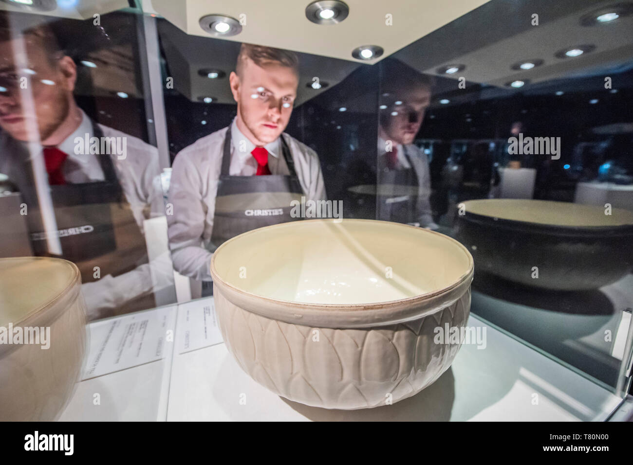 London, Großbritannien. 10. Mai, 2019. Eine geschnitzte große Ding fische Becken, est £ 0,8-1,2m - Vorschau von Christie's Feder Asiatische Kunst Auktionen in London. Credit: Guy Bell/Alamy leben Nachrichten Stockfoto