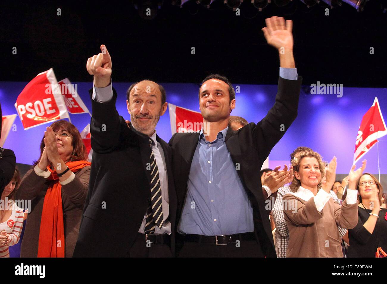 PALMA MALLORCA El candidato Socialista a la presidencia del Regierung, Alfredo Perez Rubalcaba, congrego Ayer en el Teatro Tui de Palma ein una tercera Parte de los simpatizantes que El d'einer vorderen se concentraron en Inca para escuchar Al candidato beliebte Mariano Rajoy. Al Inicio de su intervencion, Perez Rubalcaba bromeo realizo aludiendo al Tour que Ayer en Baleares (visito Menorca, Ibiza y Mallorca) y Dijo sentirse emparedado estuvo Rajoy, porque Ayer y ma-ana viene Aznar. En este Sentido el candidato Socialista a la Presidencia del Regierung Zentrale, critico mientras que El aspirante Beliebte Stockfoto