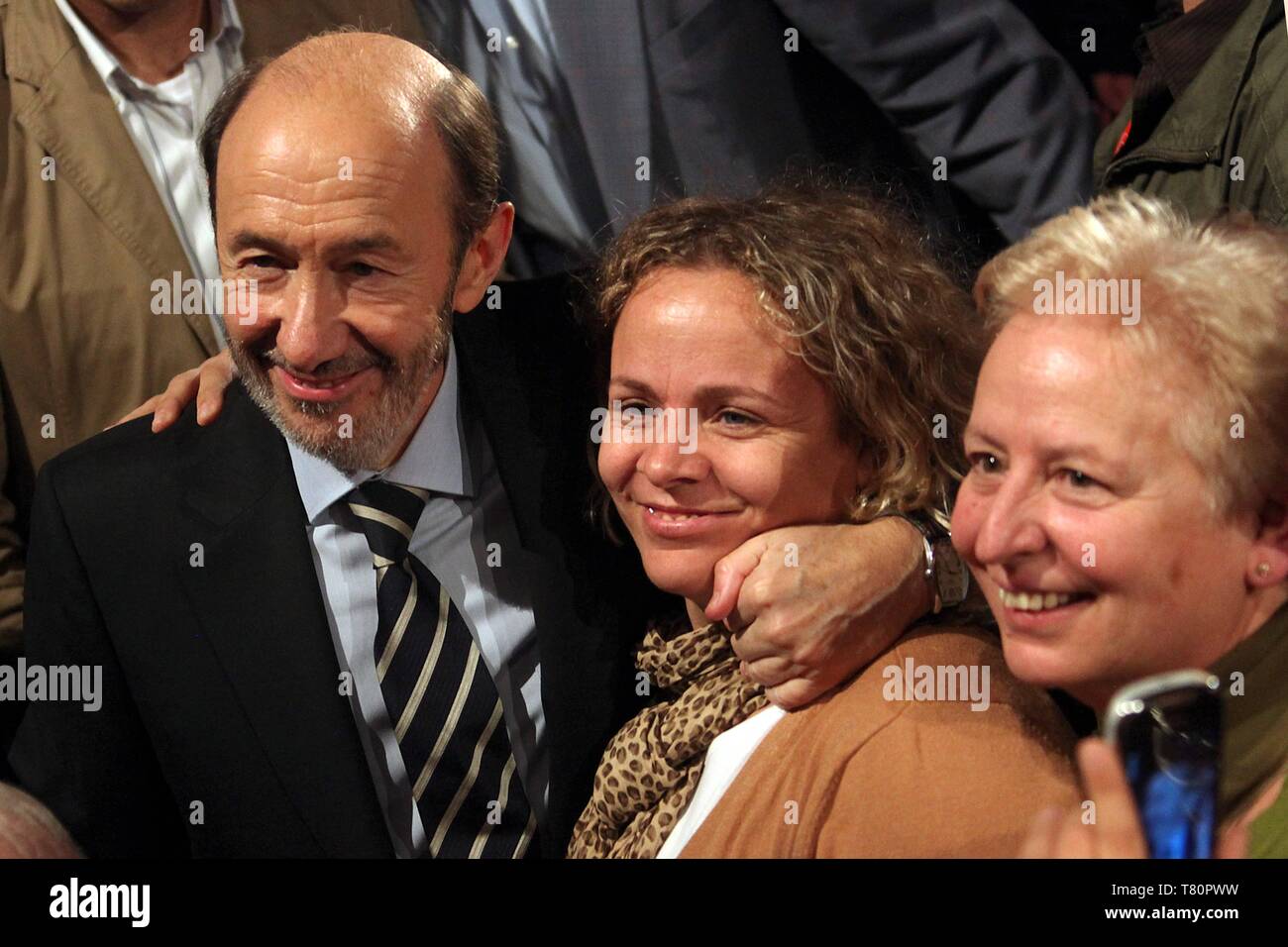 PALMA MALLORCA El candidato Socialista a la presidencia del Regierung, Alfredo Perez Rubalcaba, congrego Ayer en el Teatro Tui de Palma ein una tercera Parte de los simpatizantes que El d'einer vorderen se concentraron en Inca para escuchar Al candidato beliebte Mariano Rajoy. Al Inicio de su intervencion, Perez Rubalcaba bromeo realizo aludiendo al Tour que Ayer en Baleares (visito Menorca, Ibiza y Mallorca) y Dijo sentirse emparedado estuvo Rajoy, porque Ayer y ma-ana viene Aznar. En este Sentido el candidato Socialista a la Presidencia del Regierung Zentrale, critico mientras que El aspirante Beliebte Stockfoto