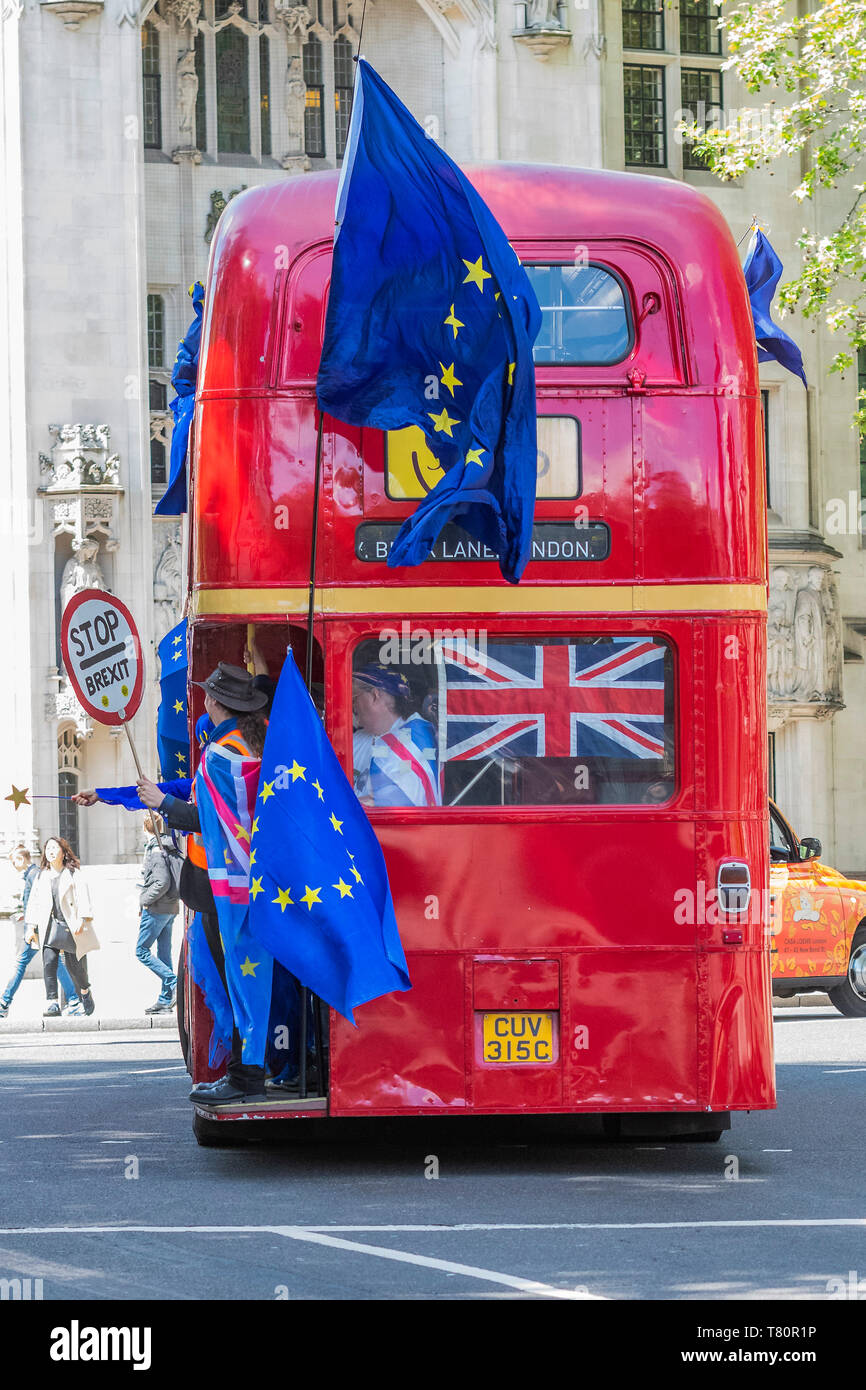 London, Großbritannien. 10. Mai 2019. Eine Völker Abstimmung Bus fährt um den Parliament Square mit dem Slogan "glauben Sie nicht alles, was Sie auf der Seite von einem Bus gelesen' - SODEM, pro EU, Demonstranten weiterhin ihren Punkt für die übrigen in der EU zu machen, außerhalb des Parlaments. Credit: Guy Bell/Alamy leben Nachrichten Stockfoto