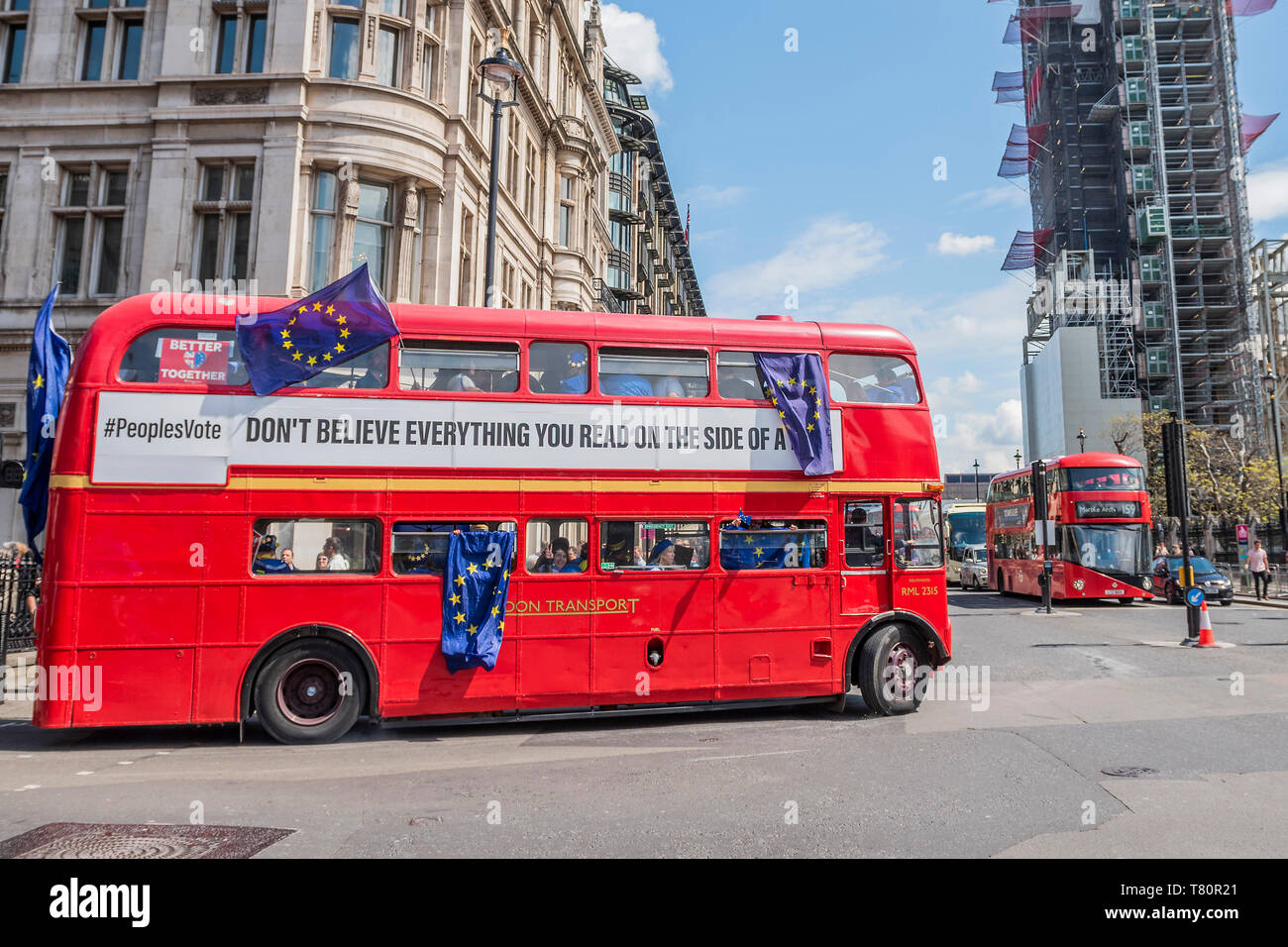 London, Großbritannien. 10. Mai 2019. Eine Völker Abstimmung Bus fährt um den Parliament Square mit dem Slogan "glauben Sie nicht alles, was Sie auf der Seite von einem Bus gelesen' - SODEM, pro EU, Demonstranten weiterhin ihren Punkt für die übrigen in der EU zu machen, außerhalb des Parlaments. Credit: Guy Bell/Alamy leben Nachrichten Stockfoto