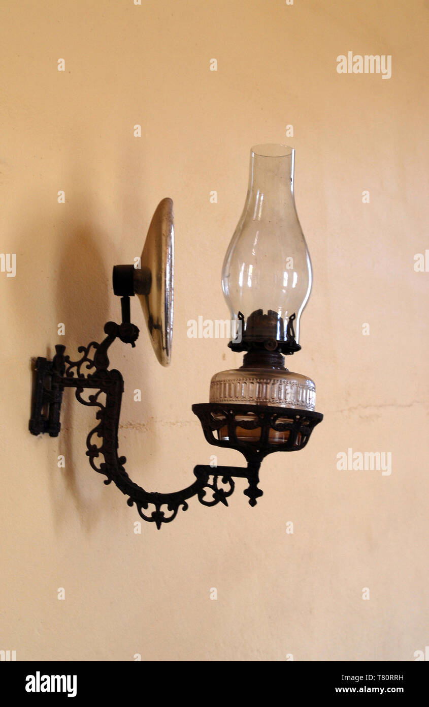 Frühe öl Lampe mit Reflektor Stockfotografie - Alamy