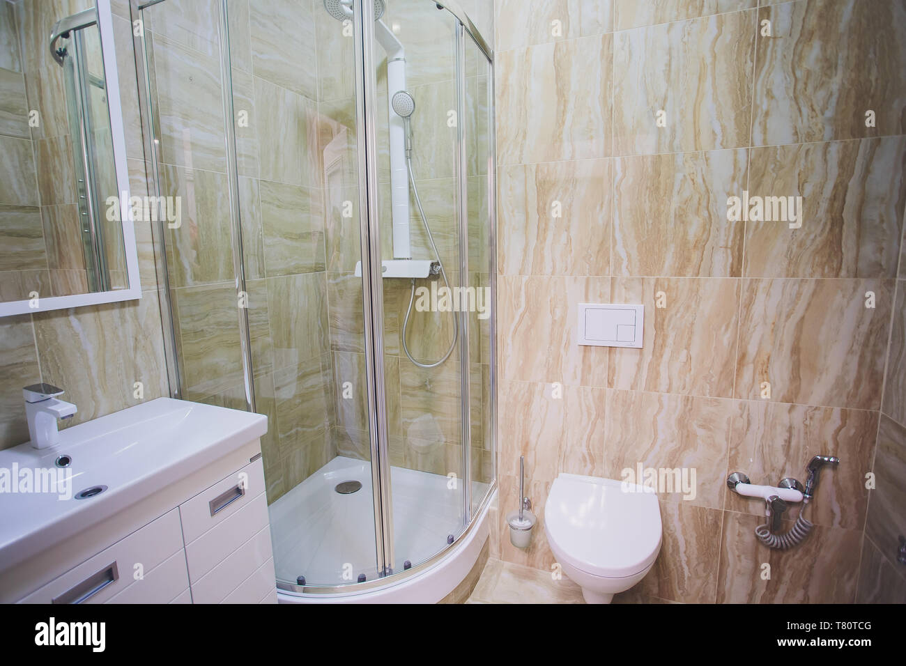 Wc, die leuchtet in einem modernen Badezimmer Stockfoto
