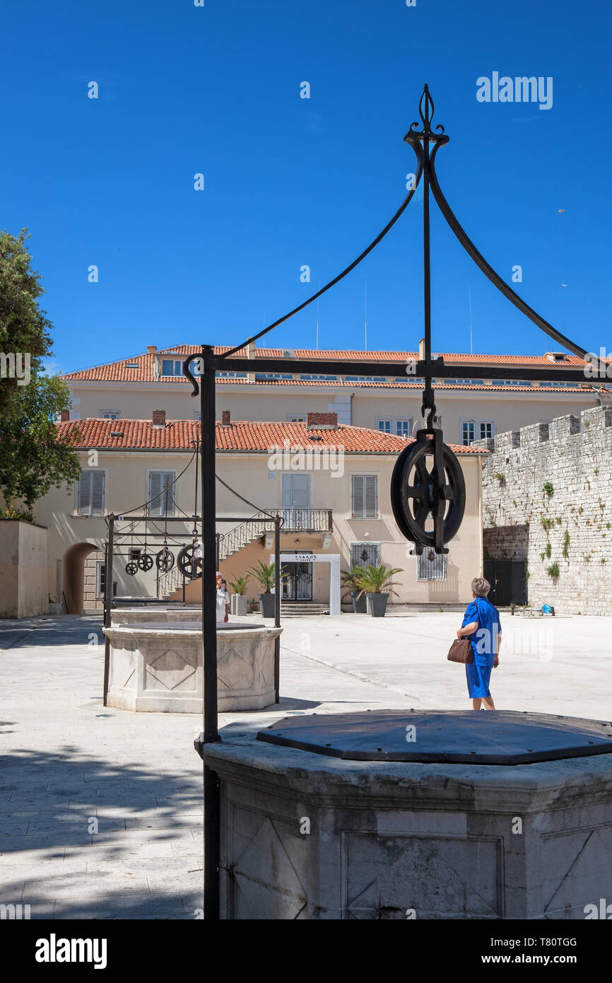 Fünf Brunnen Platz (Trg Pet Bunara), in der Altstadt von Zadar, Kroatien, mit einem der gleichnamigen gut-Köpfe in den Vordergrund Stockfoto