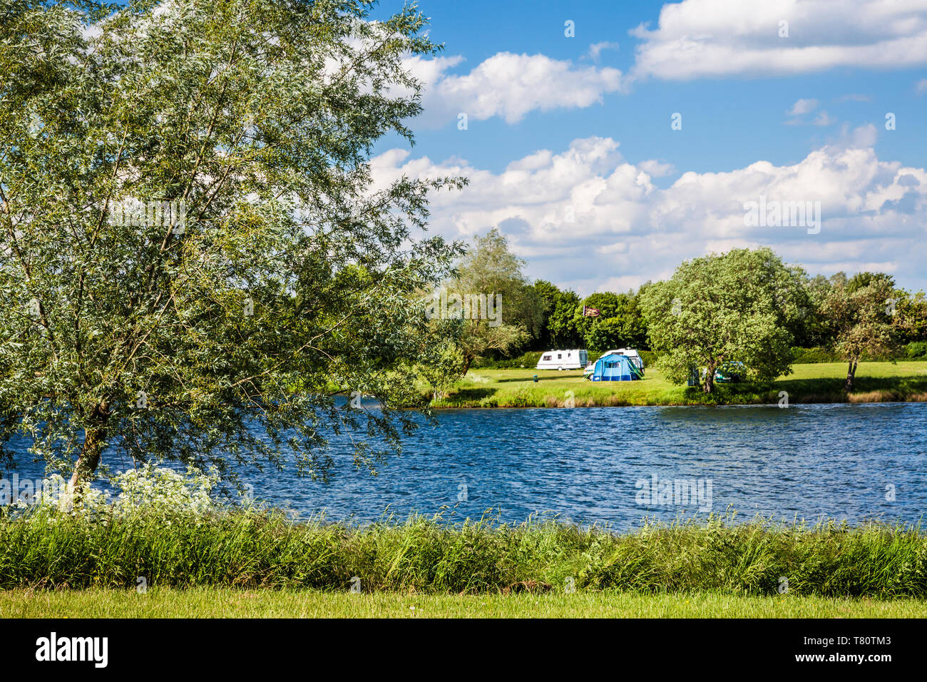 Einer der Seen an cerney Cotswold Water Park in der Nähe von Wick in Gloucestershire. Stockfoto