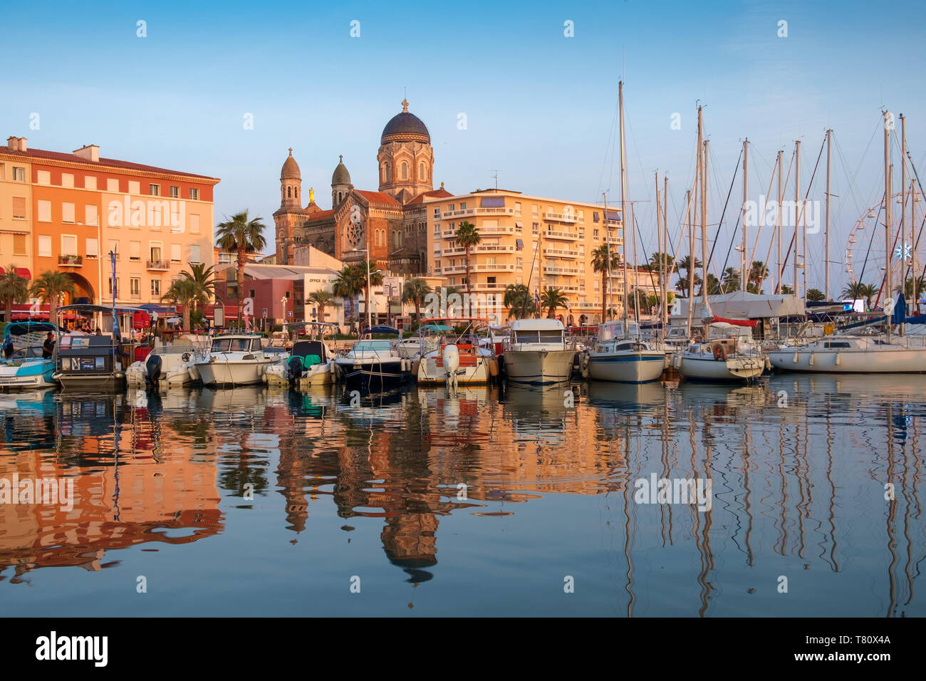Die Basilika, den Jachthafen und den Hafen von St. Raphael, Côte d'Azur, Frankreich. Stockfoto