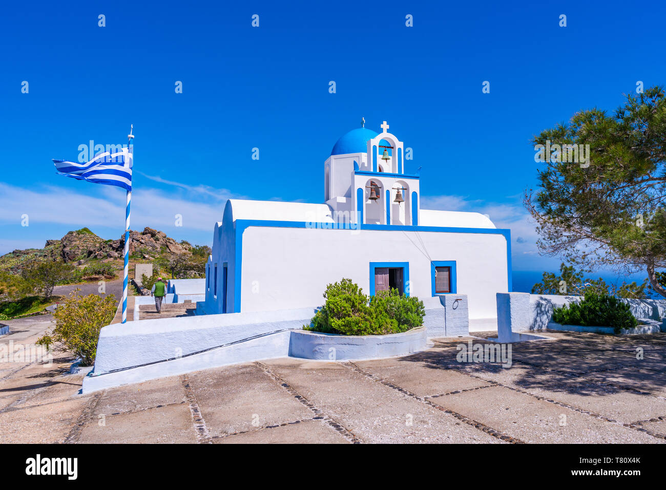 Traditionellen, weiß getünchten Griechische Kirche mit der blauen Kuppel auf dem Hügel in der Nähe von Oia, Santorini, Griechenland Stockfoto