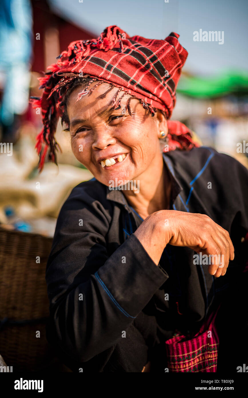 Portrait von Pa-O Frau an Ywama, Inle See, Shan Staat, Myanmar (Birma), Asien Stockfoto