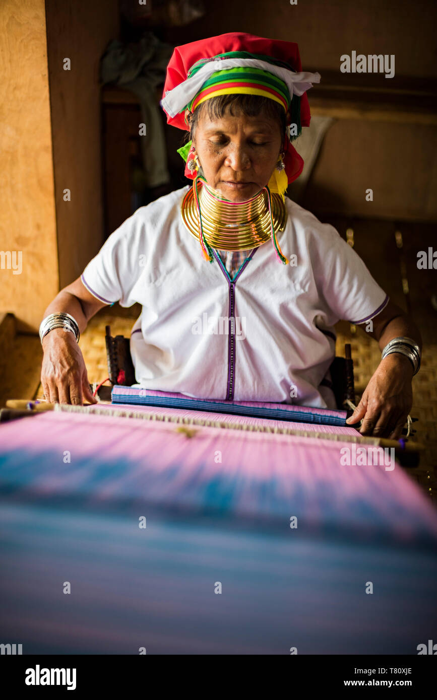 Langer Necked Frau aus Padaung Stamm Weben am Inle See, Shan Staat, Myanmar (Birma), Asien Stockfoto