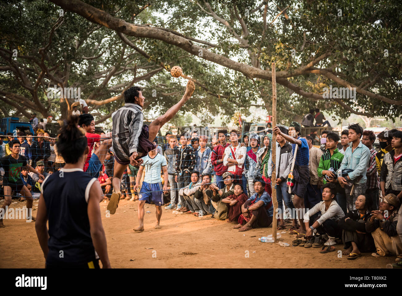 Chin Lone, traditionellen Sport in Myanmar spielte mit einem Bambus Kugel, Pindaya Cave Festival, Shan Staat, Myanmar (Birma), Asien Stockfoto