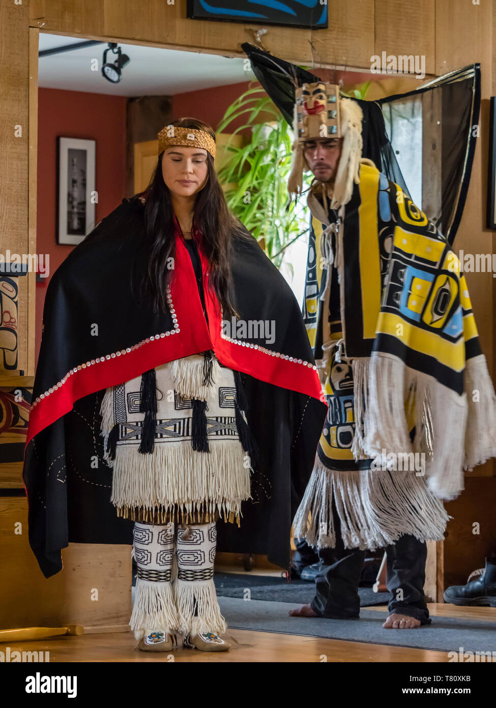 Native Tänzer in traditionellen Haida tanzen Regalia, Old Masset, Haida Gwaii, British Columbia, Kanada, Nordamerika Stockfoto