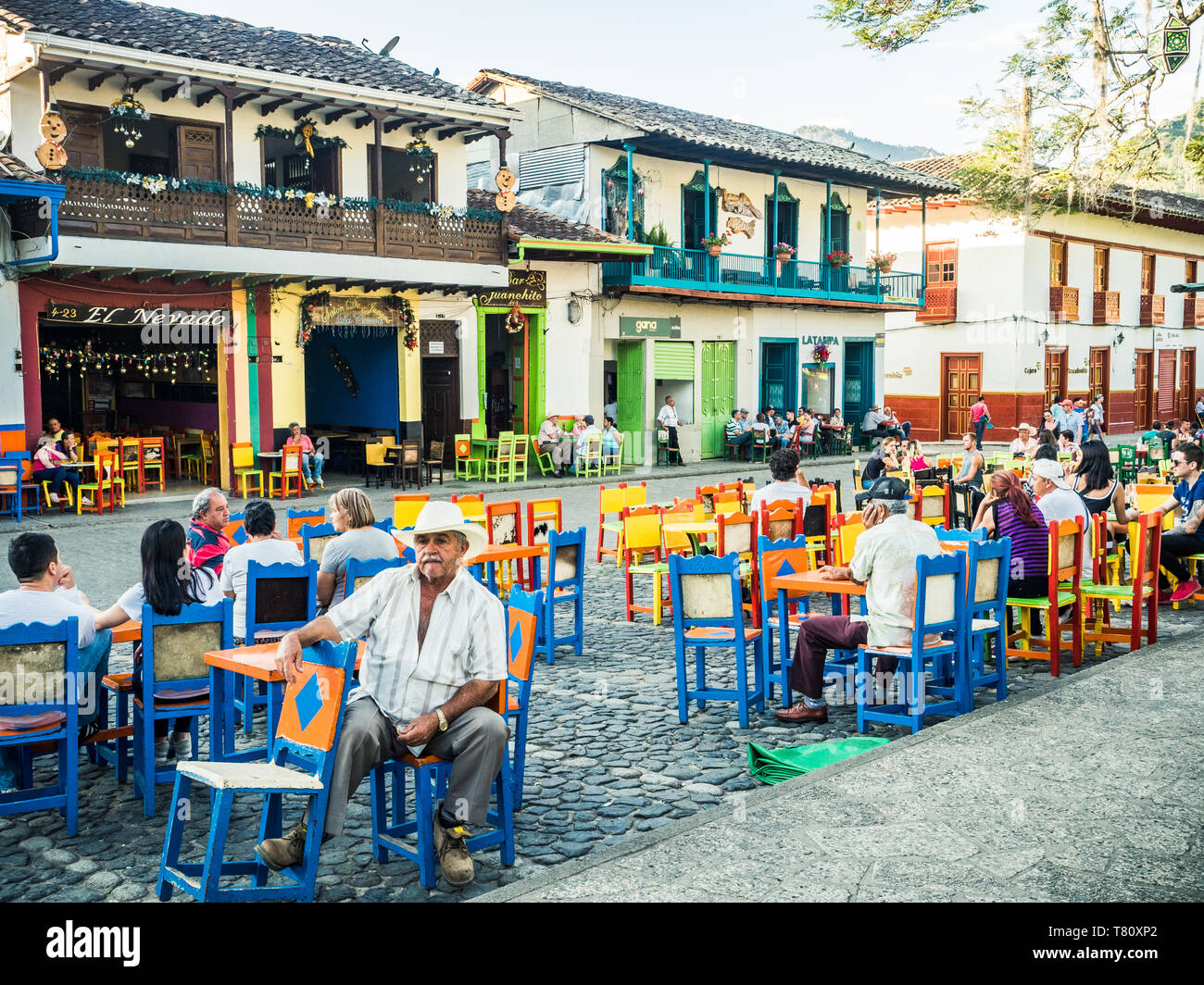 Gönner an Cafe Tischen, Parque Principal, Jardin, Antioquia, Kolumbien, Südamerika Stockfoto