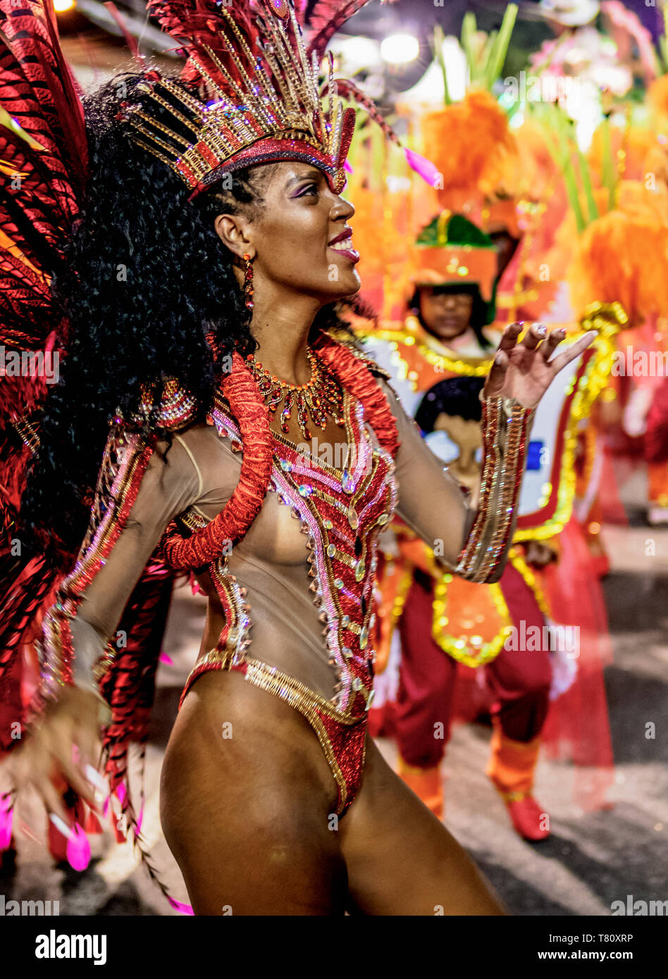 Samba Tänzerin im Karnevalsumzug in Rio de Janeiro, Brasilien, Südamerika Stockfoto