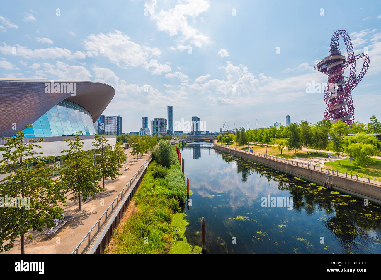 Blick auf Orbitz und London Aquatic Center über drei Mühlen Fluss, Queen Elizabeth Park, Stratford, London, England, Vereinigtes Königreich, Europa Stockfoto