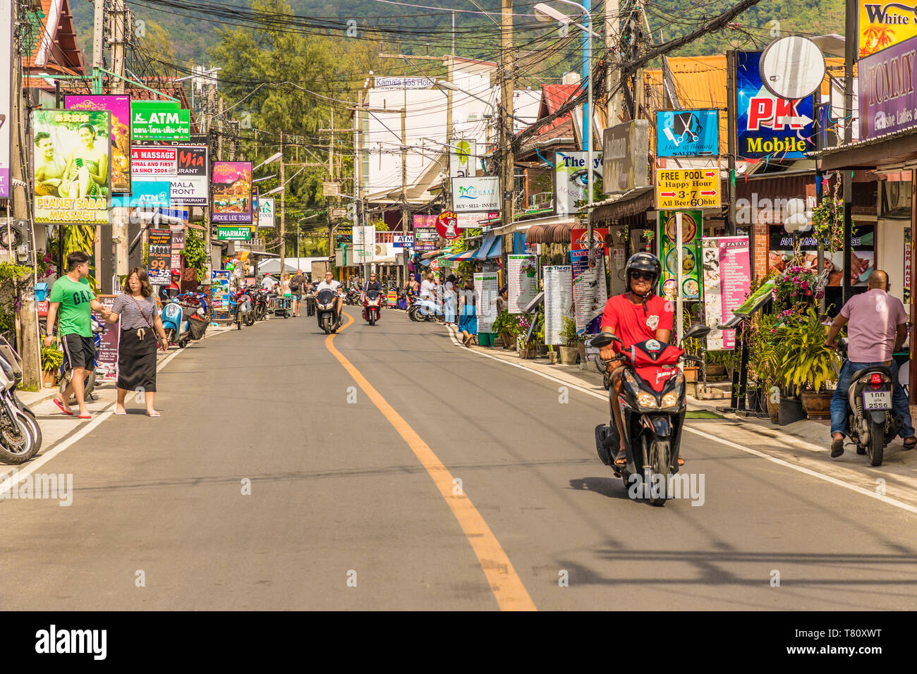 Die Hauptstraße, Rim hat Straße, in Kamala in Phuket, Thailand, Südostasien, Asien Stockfoto