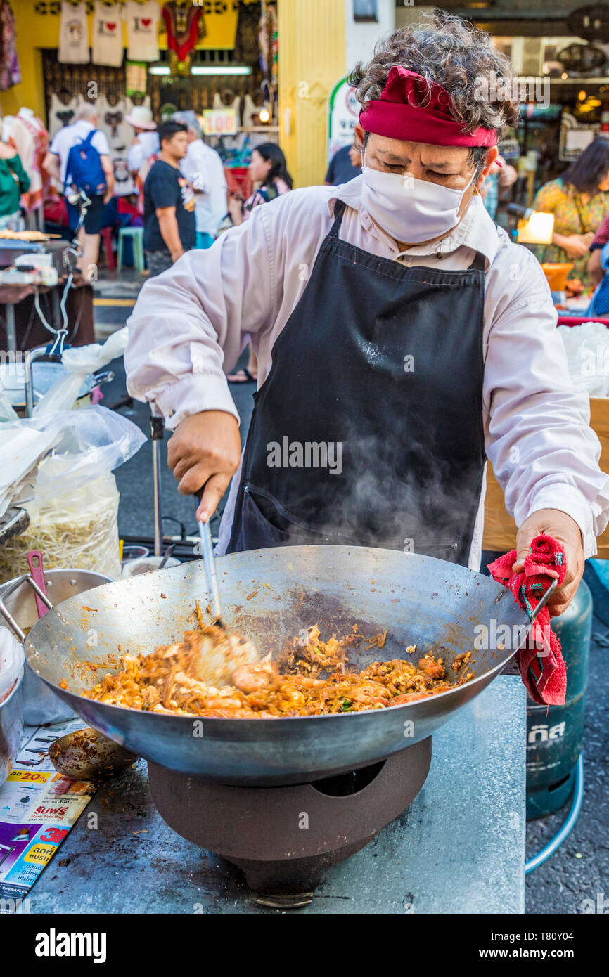 Ein Fisch Nudel an der berühmten Walking Street Night Market Stall in Phuket Altstadt, Phuket, Thailand, Südostasien, Asien Stockfoto