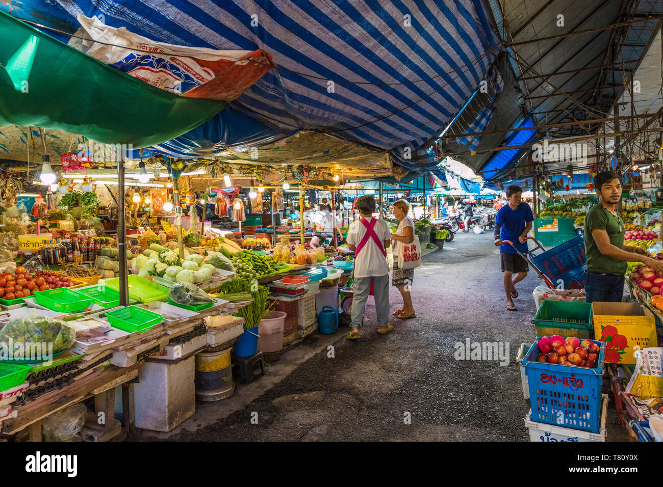 Marktstände an der rund um die Uhr geöffneten lokalen Markt in der Stadt Phuket, Phuket, Thailand, Südostasien, Asien Stockfoto