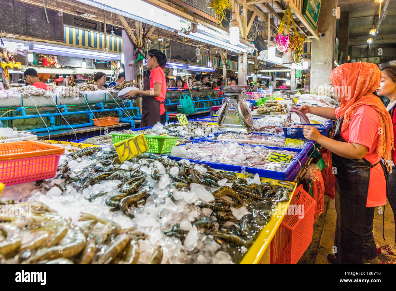 Frische Meeresfrüchte zum Verkauf im Innen- Banzaan Lebensmittelmarkt in Patong, Phuket, Thailand, Südostasien, Asien Stockfoto