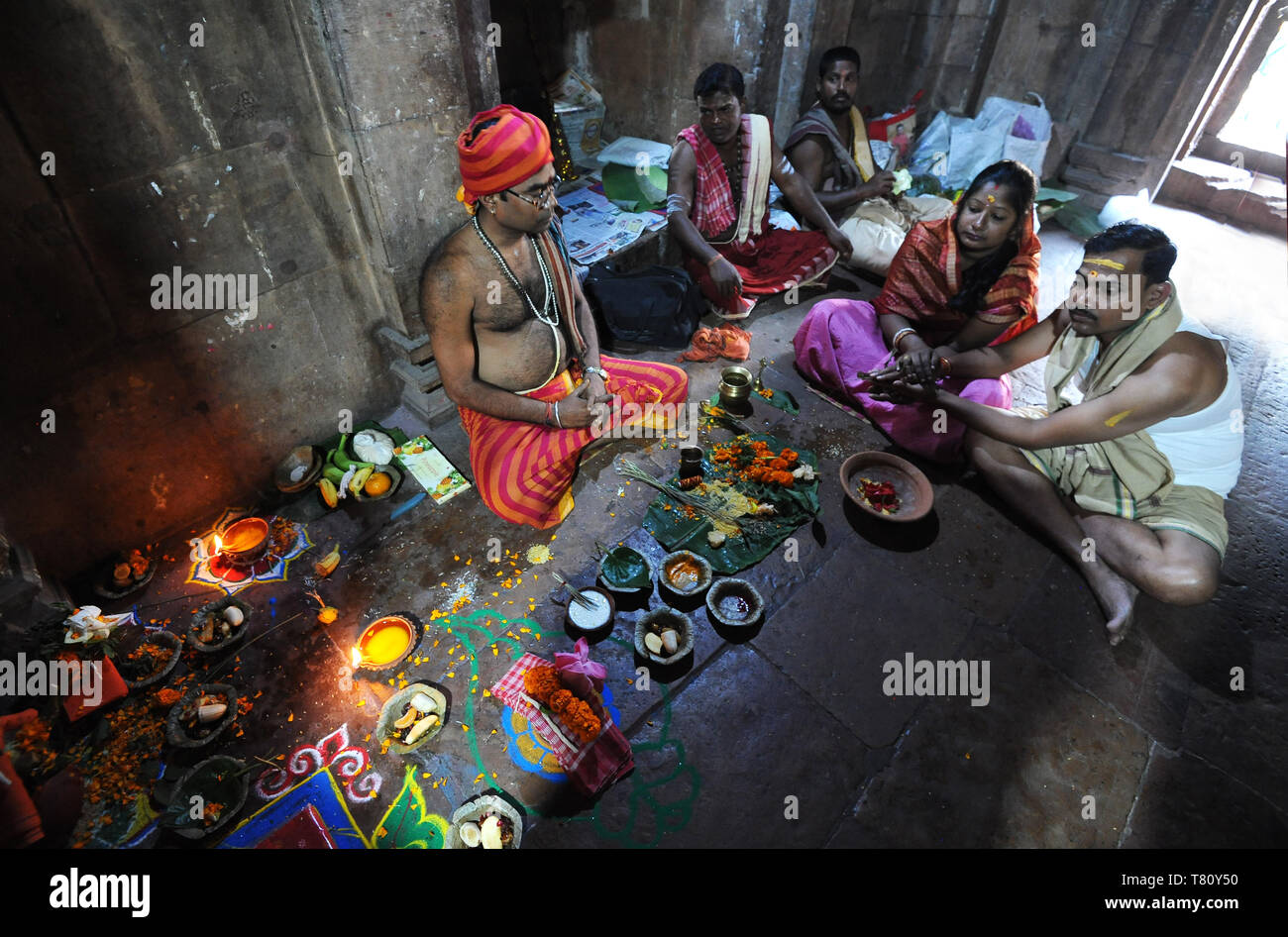 Priester, die Puja Zeremonie mit Paar im 10. Jahrhundert Mukteswar Tempel, Bhubaneswar, Odisha, Indien, Asien Stockfoto