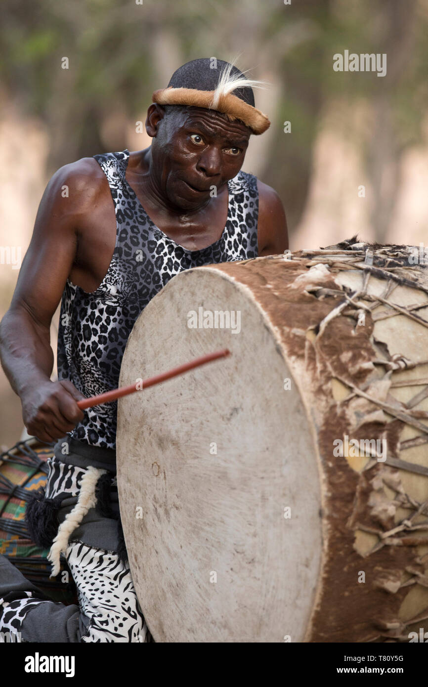 Traditioneller afrikanischer djembe Drummer, Krüger Nationalpark, Südafrika, Afrika Stockfoto