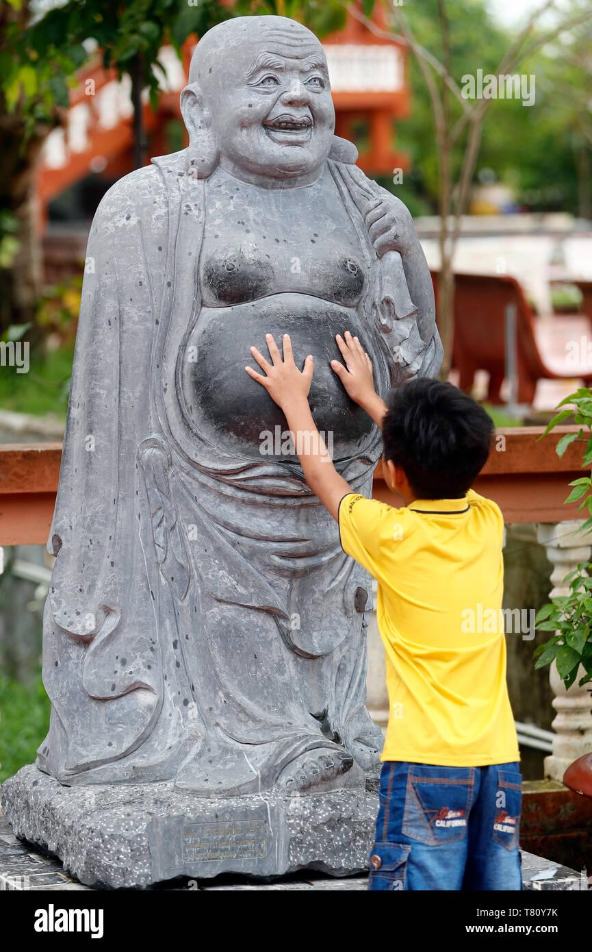 Truc Lam Phuong Nam buddhistischen Tempel, kleinen Jungen berühren Angada Statue, Can Tho, Vietnam, Indochina, Südostasien, Asien Stockfoto