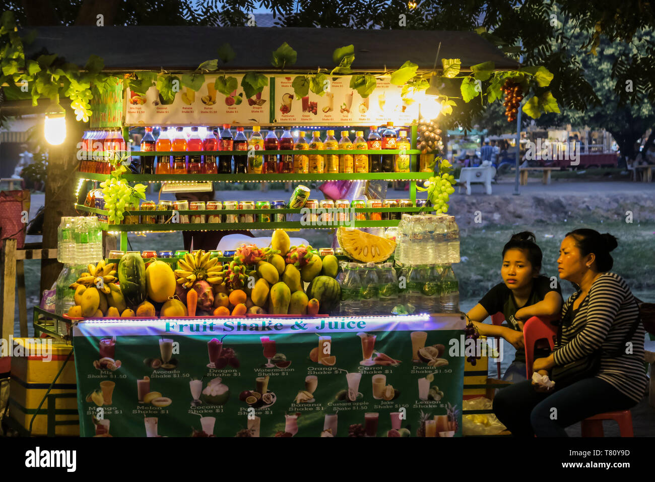 Obst und Getränk an der Art Center Night Market Stall durch den Fluss Siem Reap in diesem North West touristische Stadt, Siem Reap, Kambodscha, Indochina, Asien Stockfoto
