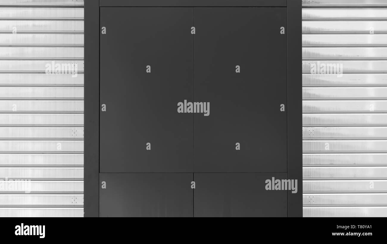 Eine schwarze Verkleidung und einem silbernen Rollladen links und rechts in Schwarz und Weiß Stockfoto