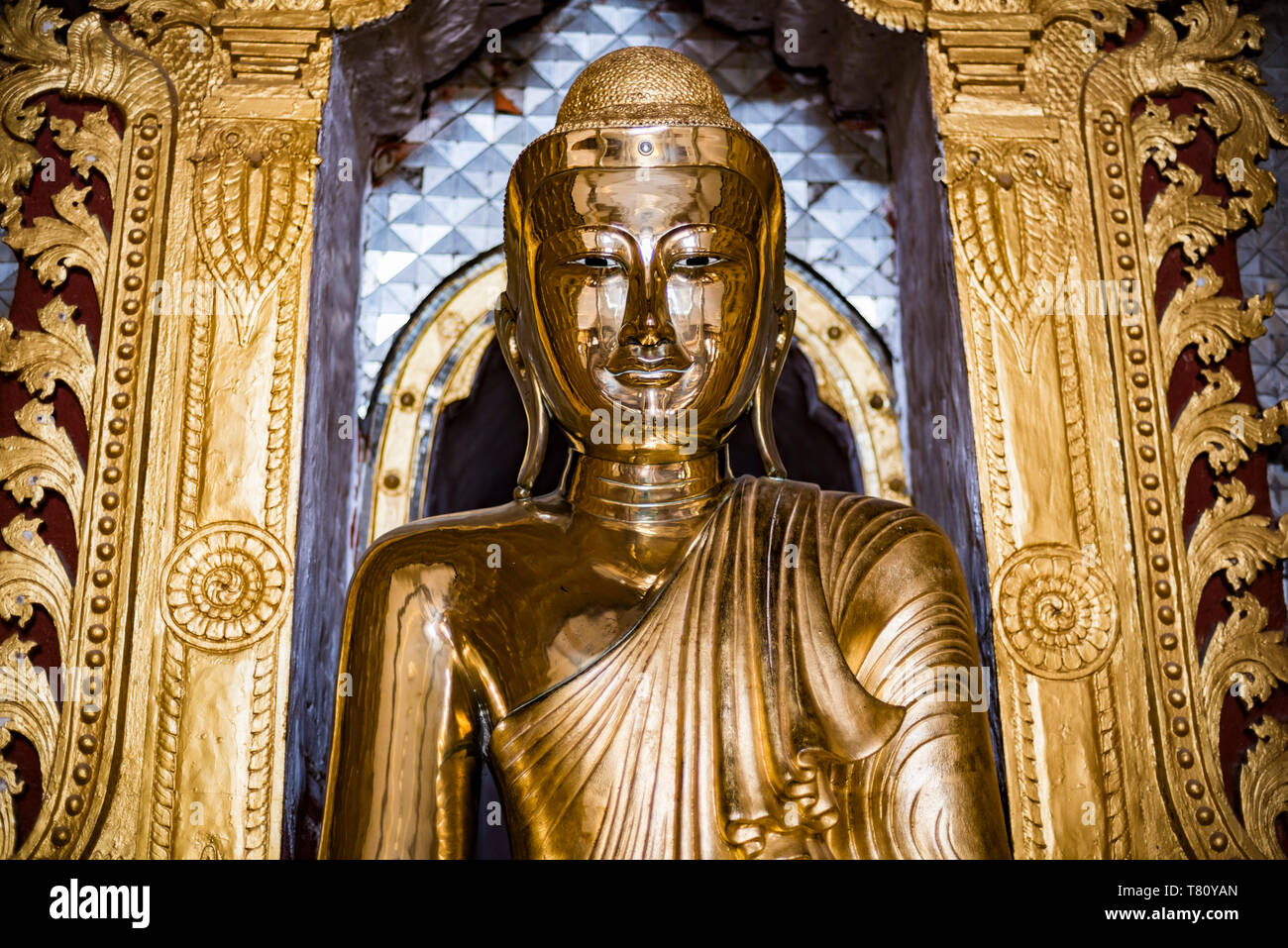 Gold Buddha Statue in einem buddhistischen Tempel am Inle See, Shan Staat, Myanmar (Birma) Stockfoto