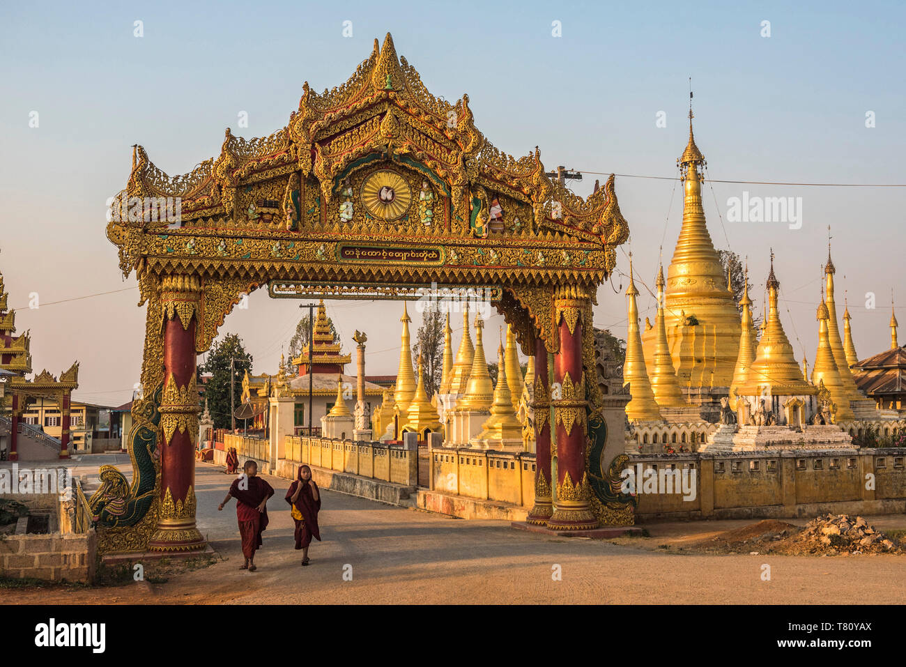 Street Scene mit buddhistischen Mönch, Pindaya, Shan Staat, Myanmar (Birma) Stockfoto