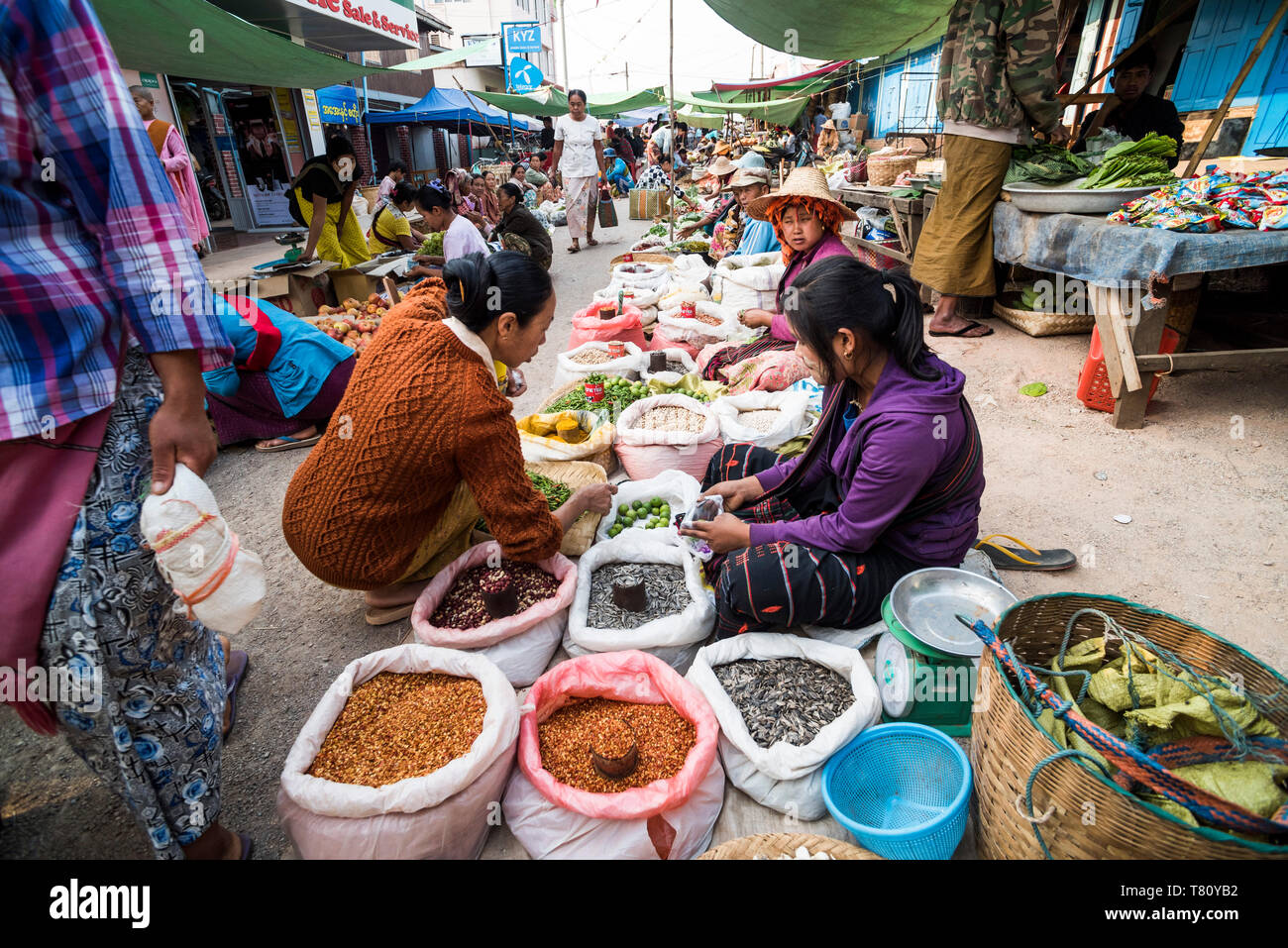 Obst- und Gemüsemarkt in Pindaya, Shan Staat, Myanmar (Birma) Stockfoto