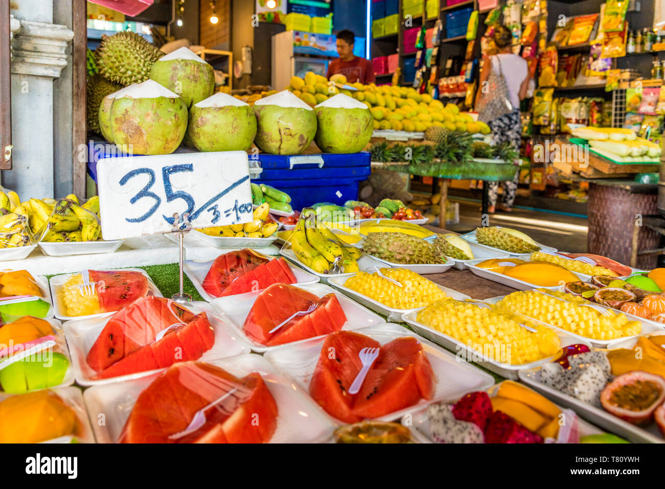 Frischen tropischen Früchte für den Verkauf in einem Marktstand in Kata, Phuket, Thailand, Südostasien, Asien Stockfoto