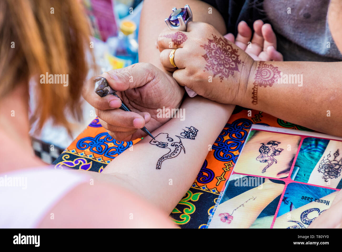 Ein Henna Tattoo an der berühmten Walking Street Night Market in Phuket Altstadt, Phuket, Thailand, Südostasien, Asien angewendet Stockfoto