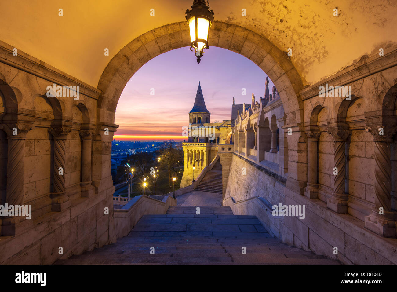 Fisherman's Bastion mit dramatischen Sunrise, Budaer Burg, Budapest, Ungarn, Europa Stockfoto