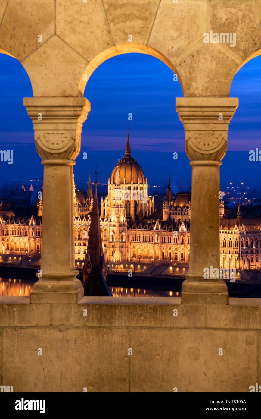 Der Blick auf das ungarische Parlament in der Nacht, von den Säulen von der Fischerbastei, Weltkulturerbe der UNESCO, Budapest, Ungarn, Europa Stockfoto