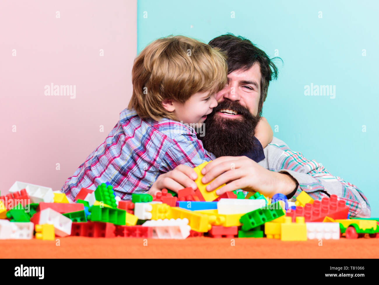 Mann Und Sohn Spielen Gemeinsam Bartigen Surefire Moglichkeiten Zur Bindung Mit Ihrem Sohn Vater Sohn Spiel Vater Und Kind Bauen Kunststoff Bausteine Kinderbetreuung Entwicklung Familie Freizeit Vater Und Sohn Erstellen Konstruktionen