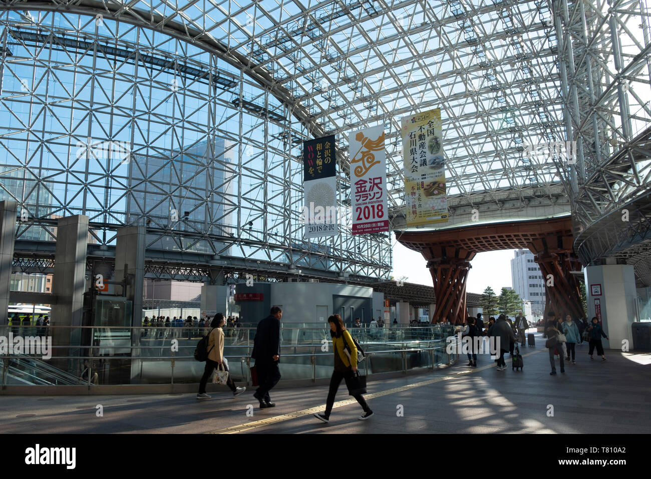 Eine hölzerne Tor und Stahl und Glas dach am Eingang Ost der Bahnhof JR Kanazawa, Kanazawa, Ishigawa, Japan, Asien Stockfoto