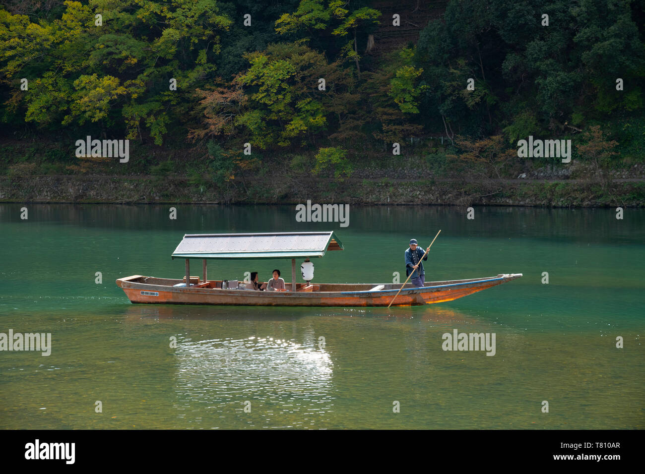 Touristen Sightseeing in einem kleinen Boot auf dem Oi Fluss in der Region Arashimaya außerhalb von Kyoto, Japan, Asien Stockfoto