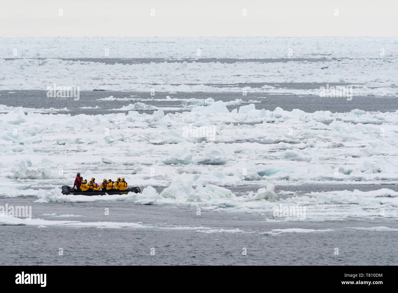 Touristen auf aufblasbare Boote Ausflüge in die polare Eiskappe, 81 Grad, nördlich von Spitzbergen, Svalbard, Arktis, Norwegen, Europa Stockfoto