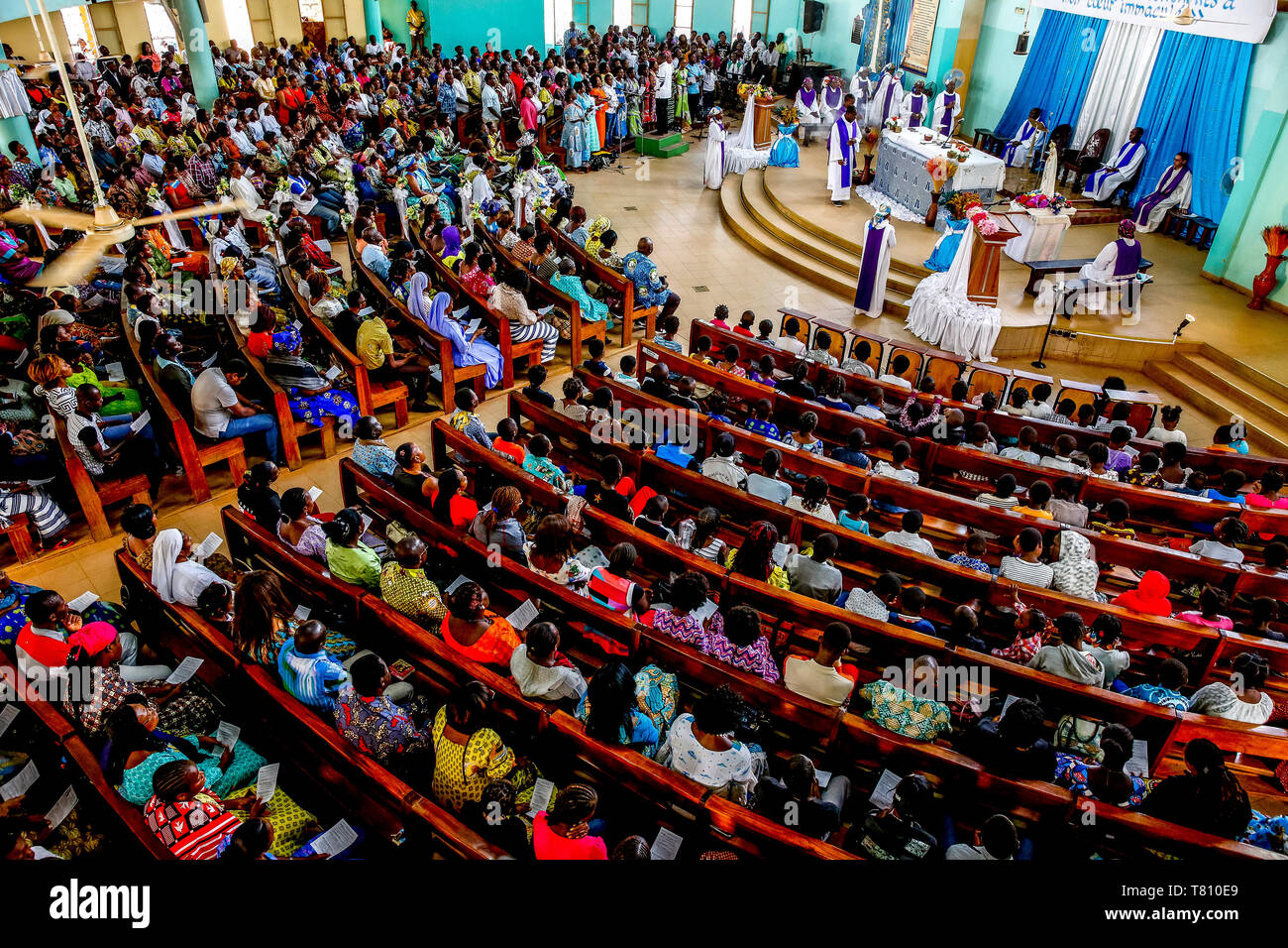 Die Sonntagsmesse in der Katholischen Kirche in Ouagadougou, Burkina Faso, Westafrika, Afrika Stockfoto