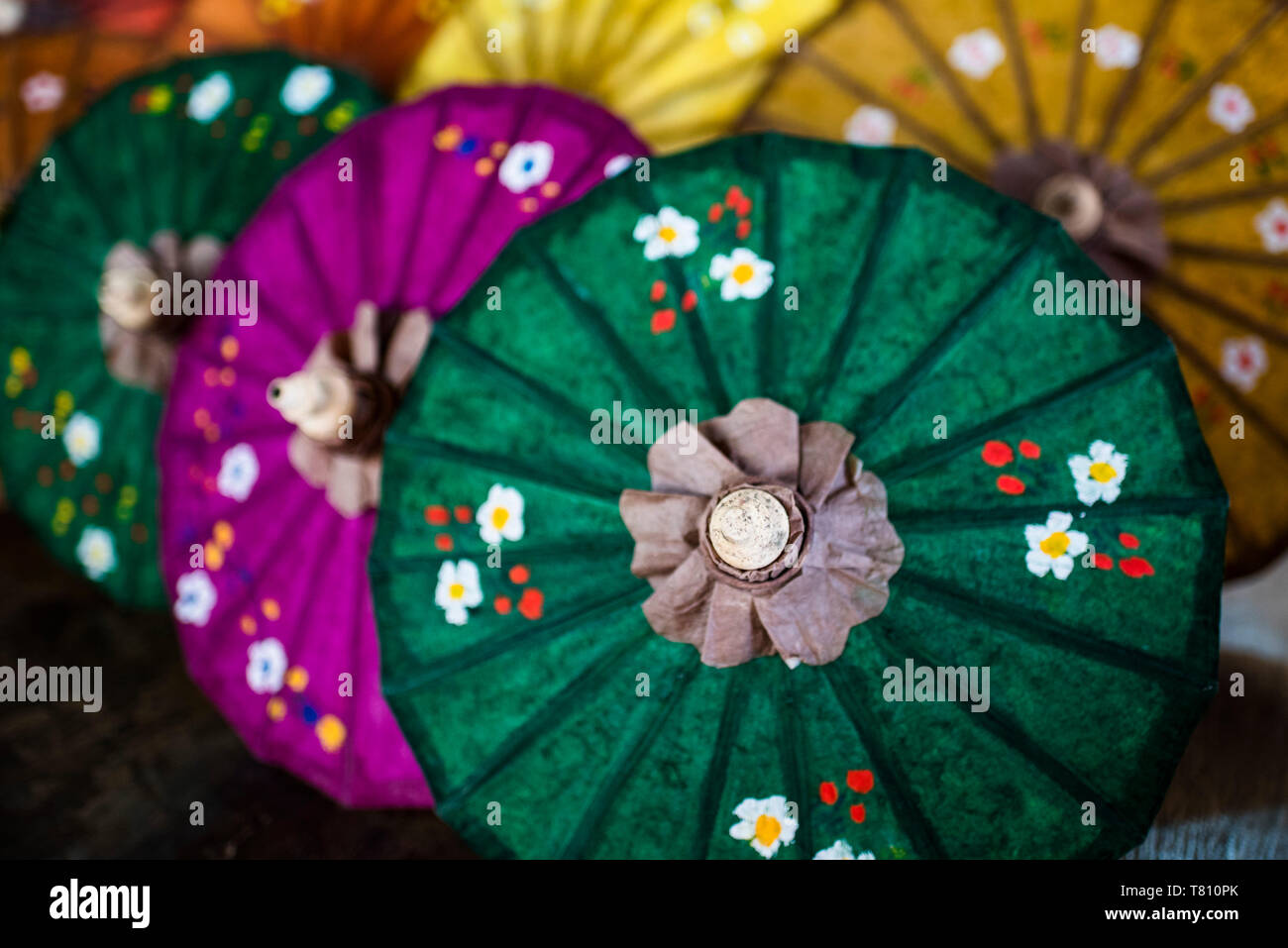 Traditionell eingerichtete Sonnenschirme am Inle See, Shan Staat, Myanmar (Birma), Asien Stockfoto