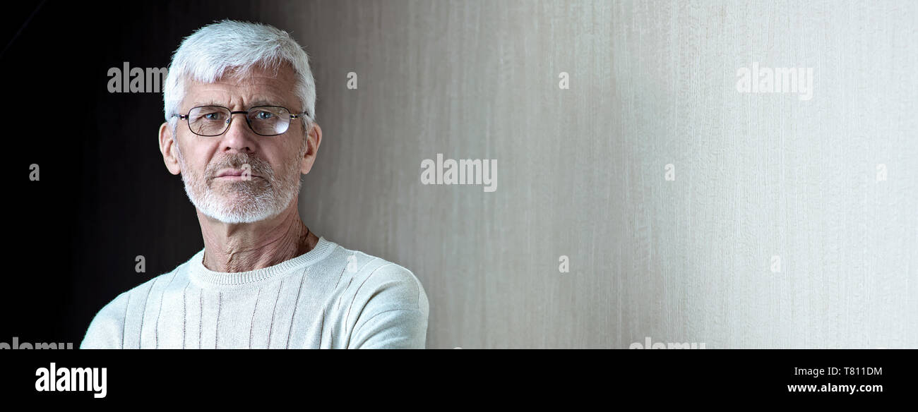 Porträt einer grauhaariger Mann in leichter Kleidung und Gläser Stockfoto