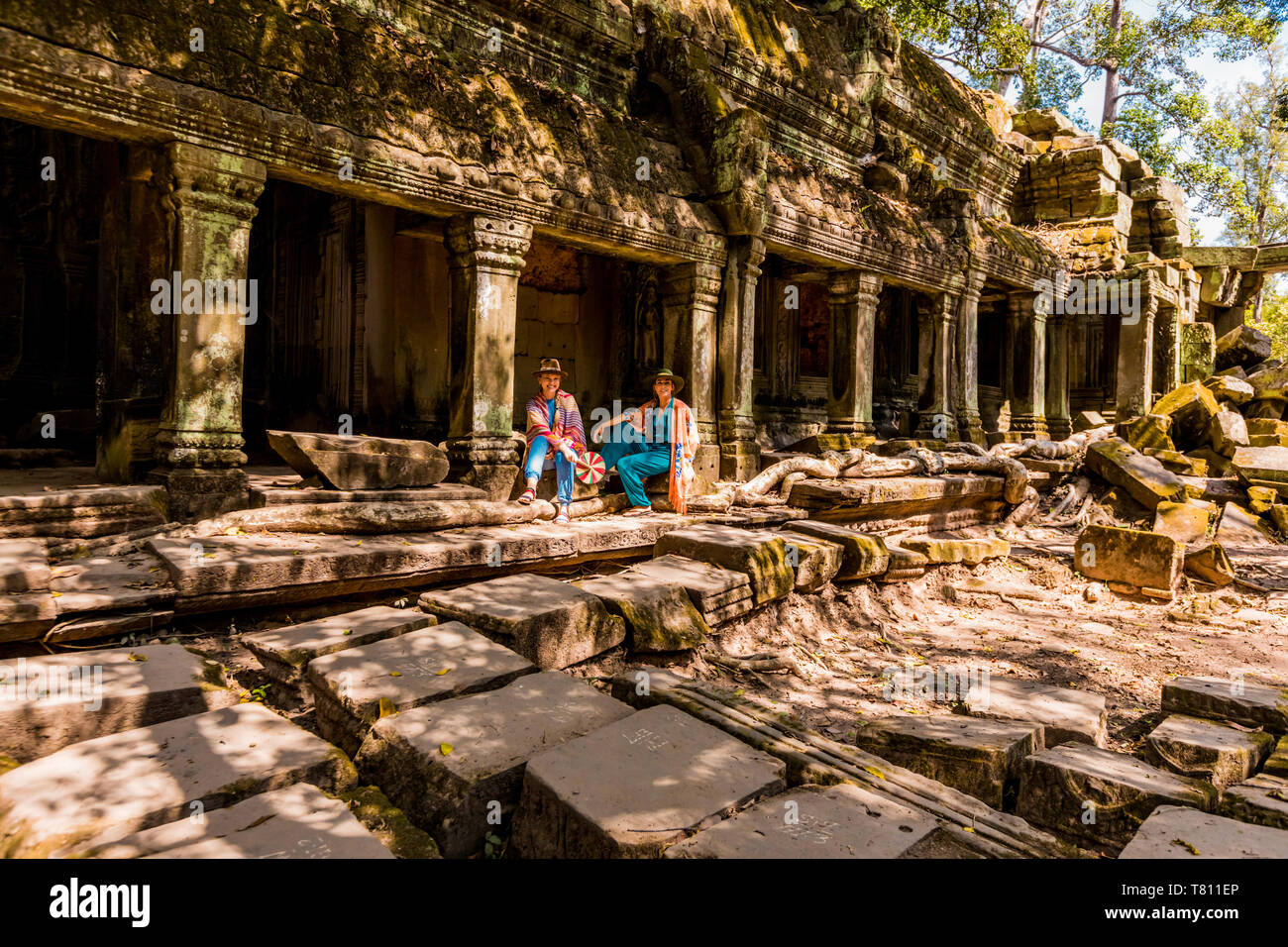 Amerikanische Frau Tourist in Angkor Wat Tempel, Angkor, Weltkulturerbe der UNESCO, Siem Reap, Kambodscha, Indochina, Südostasien, Asien Stockfoto