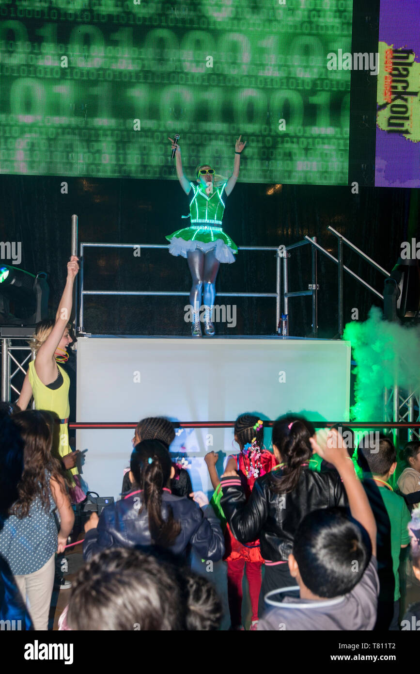 Bloomington, Minnesota. Kinder Spaß an einem Tanz Party im Nickelodeon Universe in die Mall von Amerika. Stockfoto