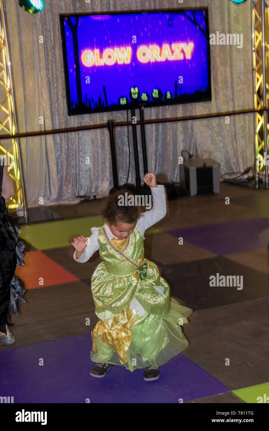Bloomington, Minnesota. Eine drei Jahre alte rassische Bi - Kind Spaß an einem Tanz Party im Nickelodeon Universe in die Mall von Amerika. Stockfoto