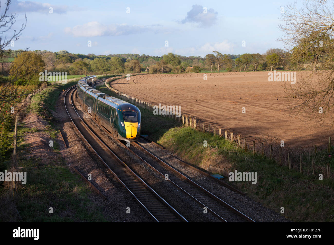 2 First Great Western Railway Klasse 800 Bi-Modus Intercity-Express-Züge, die wooton Flüsse, Wiltshire Stockfoto